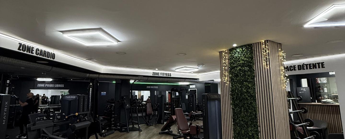 Vue d'ensemble de la salle, zones cardio, fitness et détente